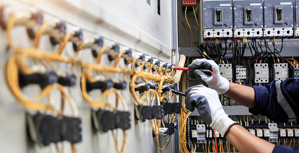 Professional Electrician technician working in Mediapolis, IA